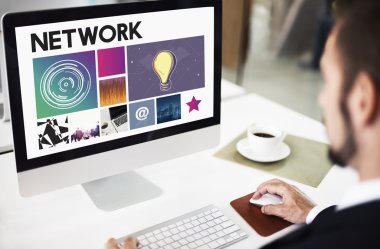 bilgisayarda çalışan adam