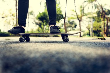 kişi sokakta kaykay sürme