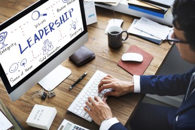 bilgisayar kullanarak iş adamı  