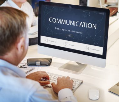 Olgun iş adamı bilgisayarda çalışıyor.