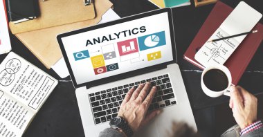 dizüstü bilgisayarda klavyede yazan adam