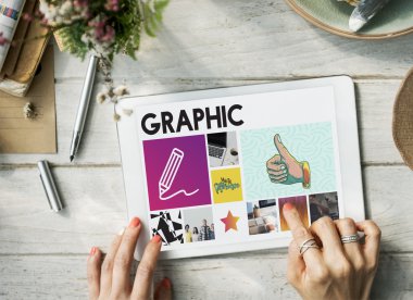 Dijital tablet kullanan kişi