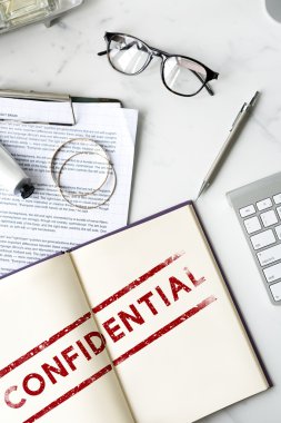 Günlüğü ve gözlük masasında