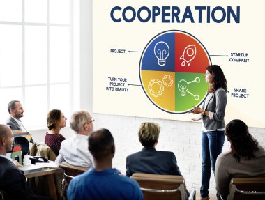 İş arkadaşları birlikte çalışıyor.