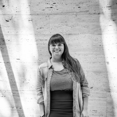 duvara karşı duran kadın