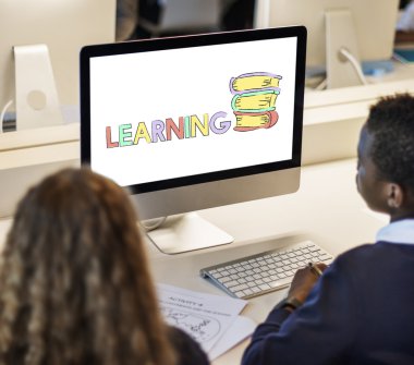 sınıf öğrencilerin bilgisayar kullanarak