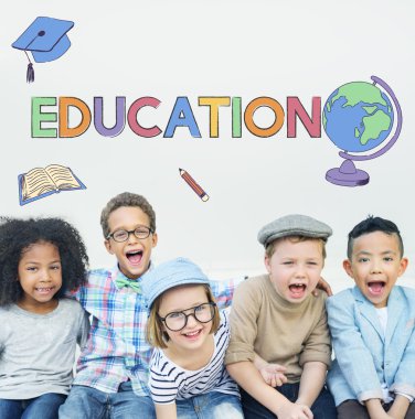 Çocuklar gülüyor ve eğlenin