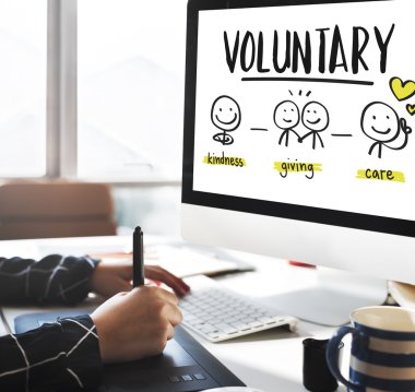 bilgisayar ile çalışan kadın