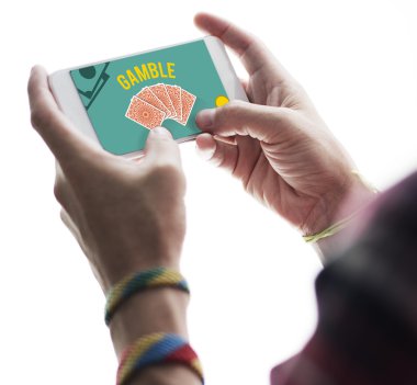 delikanlı ellerinde smartphone ile 