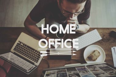 Bilgisayarda çalışan adam 