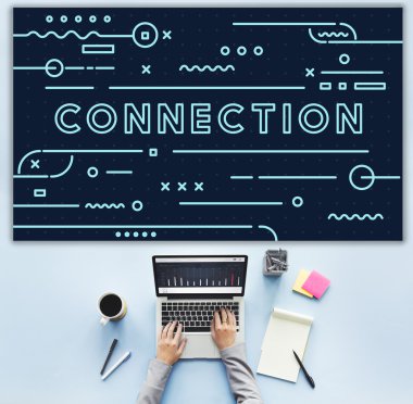 laptop ile çalışan kişi 