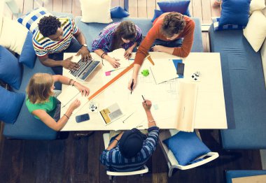 Öğrenciler birlikte öğrenme