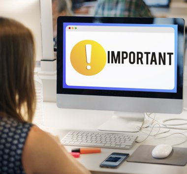 İşyeri masada bilgisayar kullanan kadın