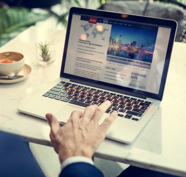 İşadamı dizüstü bilgisayarla çalışıyor 