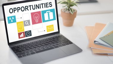 ekranda metin olan dizüstü bilgisayar