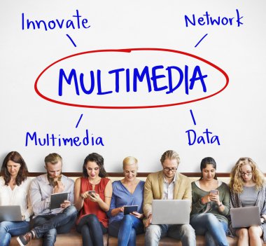aygıtlar ve Multimedya ile insanlar oturup