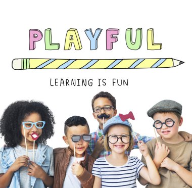 Çocuklar gülüyor ve eğlenin