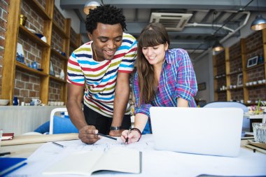 Kafede çalışan mimar öğrenciler