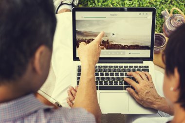 Dizüstü bilgisayar kullanan çift