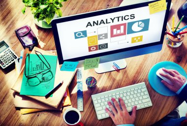 Bilgisayar kullanan adam