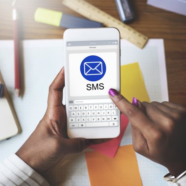 Kadın cep telefonuna göz atıyor