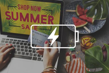 Dizüstü bilgisayarda yazan kadın