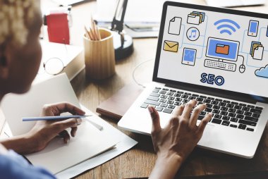 seo ile dizüstü bilgisayar üzerinde çalışan kadın