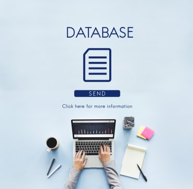 laptop ile çalışan kişi 