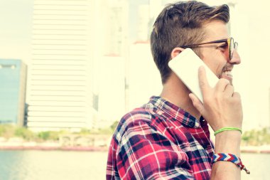 Akıllı telefondan konuşan genç adam. 