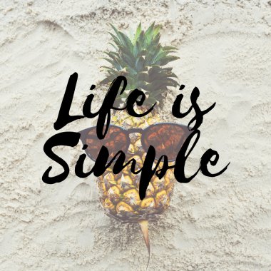 Kum üzerinde komik ananas