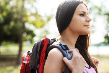 sırt çantası ile genç kız