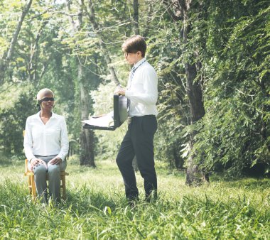 işadamı gösteren busineswoman Evrak Çantası'nı belgelerle