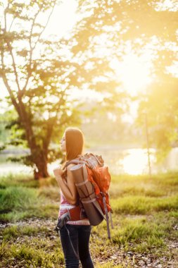 sırt çantası ile genç kız