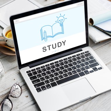 Modern gri laptop üstünde okul sırası