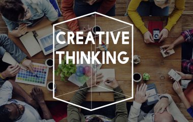 iş adamları ile becerikli alet çalışma masasında