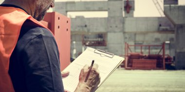 Yapı planı yazma çalışan mühendis