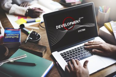 İşyeri masada çalışan insanlar