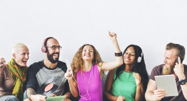 insanlar oturur koltukta cihazlar ile 