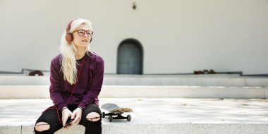 Kaykay ile güzel kadın