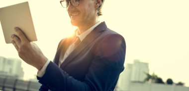 işadamı dijital tablet ile çalışma