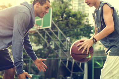 adam ve çocuk basketbol oynarken