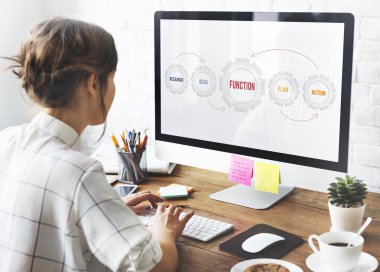 Bilgisayar ekranında seyir kız