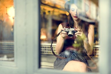 kamera ile şapkalı güzel kadın