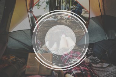 arkadaşlar çadırda rahatlatıcı 