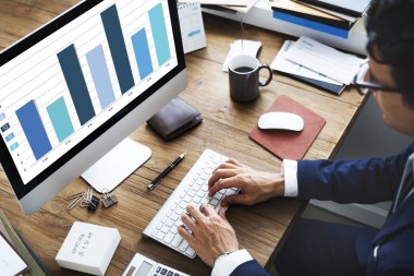 bilgisayar kullanarak iş adamı  