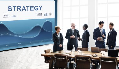 İş adamları birlikte çalışıyor.