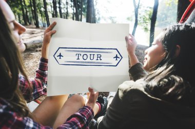 Arkadaşlar dışarıda oturuyor.