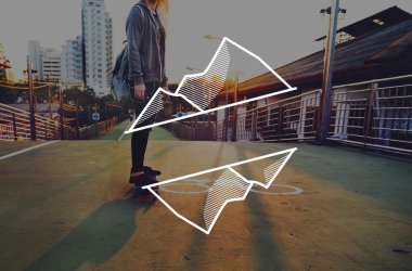 Şehirde kaykay sürme kadın