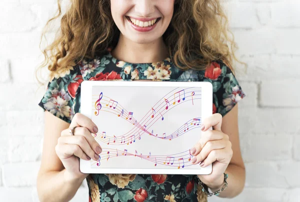 Sorrindo mulher segurando Digital Tablet — Fotografia de Stock