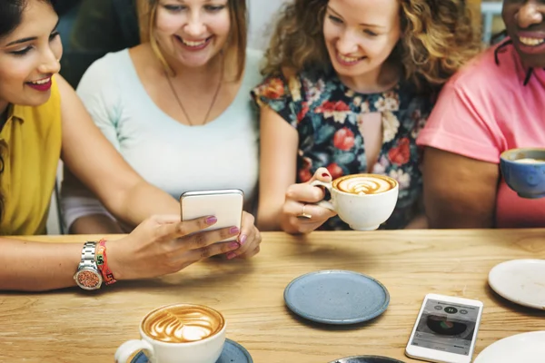 Frauen machen Fotos von Kaffee — Stockfoto